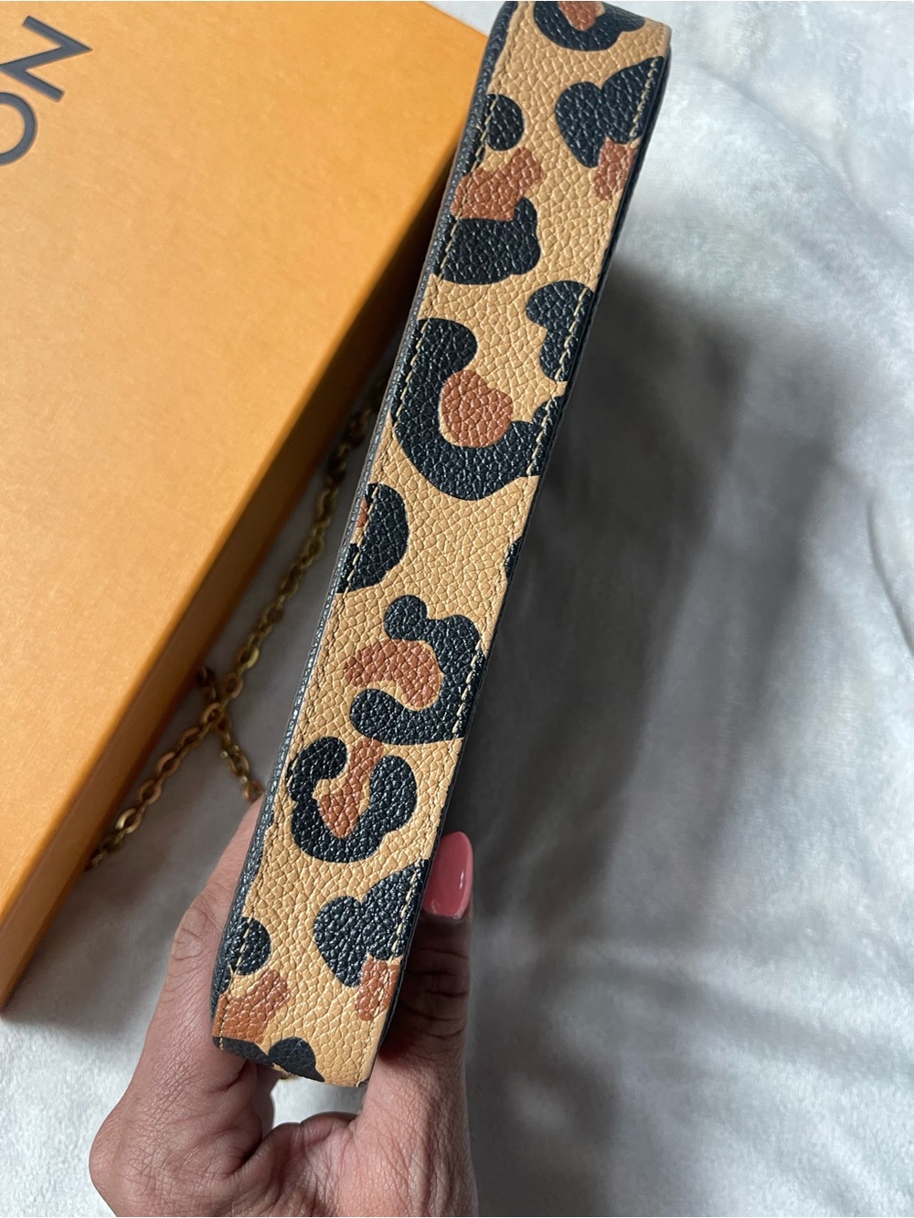 LV Félicie leather crossbody bag in rare leopard print - Picture 5 of 8